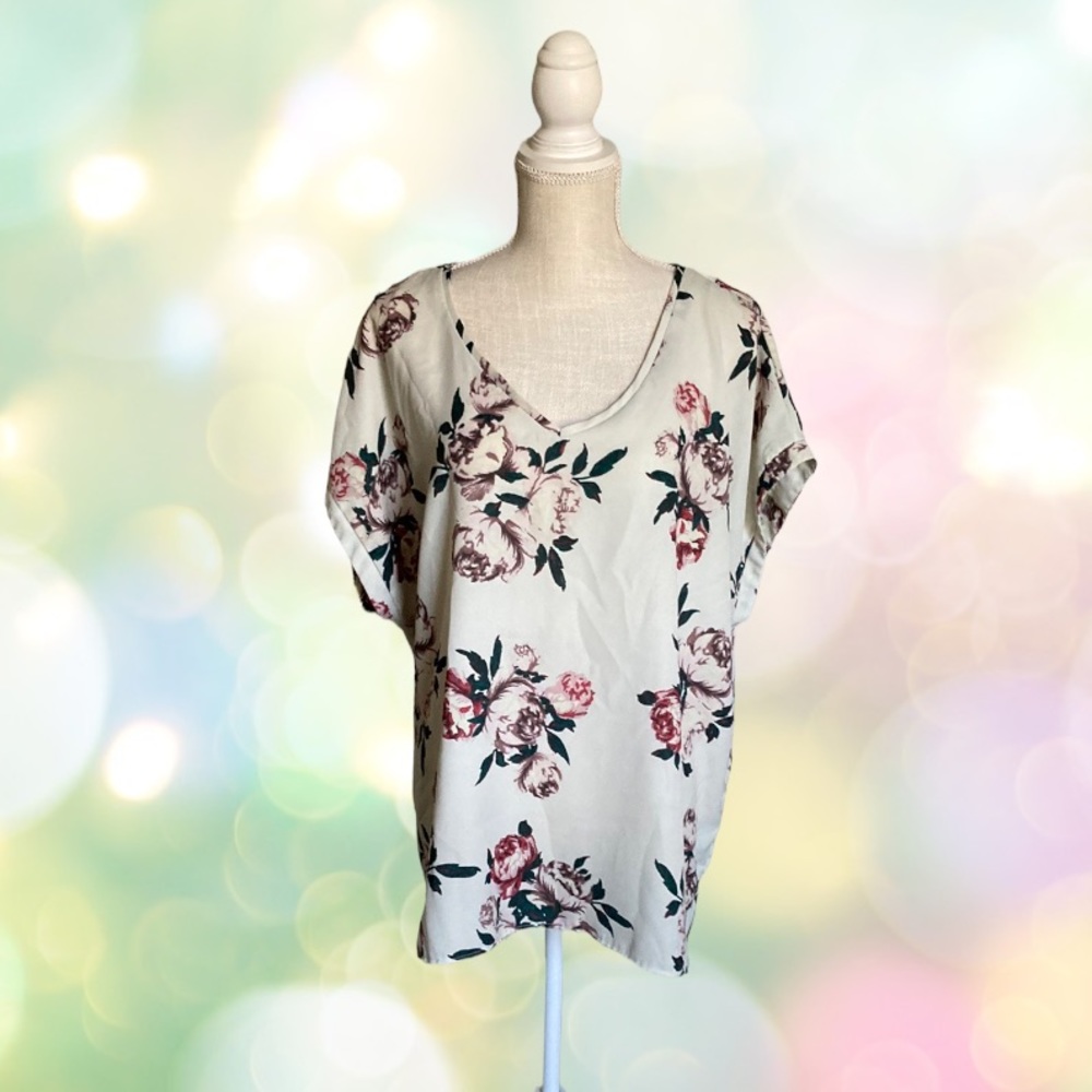 Live 4 Truth Feminine cap sleeve floral tunic lace back Blouse!